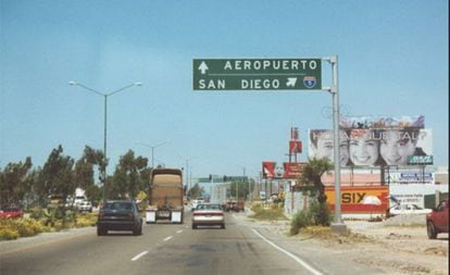 Señales de tráfico indicativas del aeropuerto de Tijuana y de San Diego.