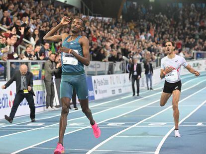 Girma y Katir cruzan la meta tras superar ambos el anterior récord mundial.