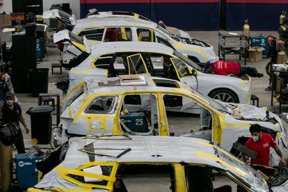 Varios empleados trabajan en la producción de vehículos blindados en una fábrica en Atizapán, en México.