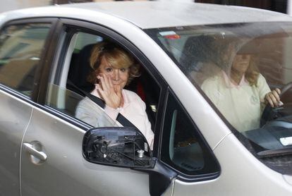 La candidata del Partido Popular al Ayuntamiento de Madrid, Esperanza Aguirre, saluda desde la ventanilla de un vehiculo a la salida de su domicilio en Madrid, el 25 de mayo de 2015. Aguirre ha asegurado que, tanto si es alcaldesa como si no, seguirá defendiendo sus valores que califica de "liberal-conservadores".