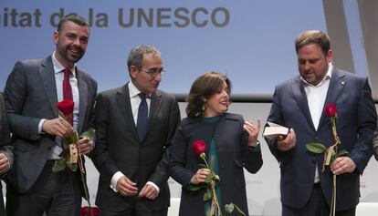 Santi Vila, Patrici Tixi, Sàenz de Santamaría y Oriol Junqueras, el día que se presentó el proyecto para que Sant Jordi sea reconocido Patrimonio Inmaterial de la Humanidad.