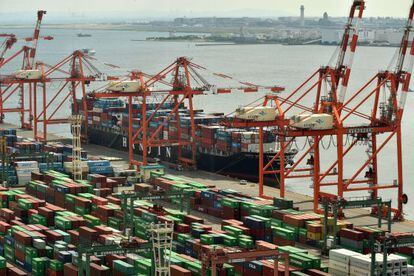Vista de la terminal de contenedores del puerto de Tokio.