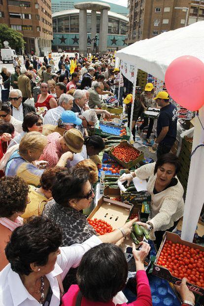 Colas en el reparto gratuito de 40.000 kilos de frutas y hortalizas en Madrid.