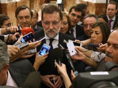 Mariano Rajoy atiende a los medios tras la sesión de control en el Congreso.