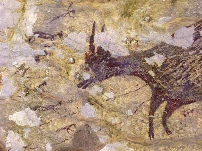 Una imagen de la pintura rupestre descubierta en Indonesia, la más antigua obra figurativa conocida.