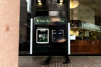 Un peatón camina frente a un cajero automático del First Republic Bank en Los Ángeles, California.