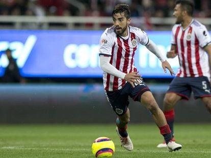 Pizarro, durante un partido con Chivas.