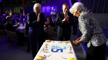La presidenta del BCE, Christine Lagarde, y sus predecesores, Mario Draghi y Jean-Claude Trichet, cortando una tarta durante la celebración del 25º aniversario del banco. REUTERS/Kai Pfaffenbach/Pool