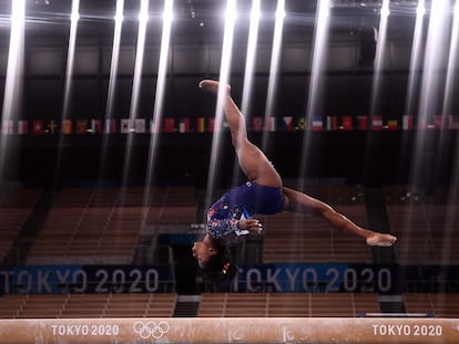 Biles, durante el ejercicio de barra.