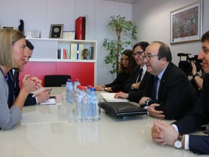 La cap de la diplomàcia europea, Federica Mogherini, davant de Miquel Iceta, líder del PSC.