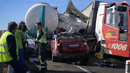 Varios de los vehículos afectados por los accidentes en la A-4 a la altura de Santa Cruz de Mudela (Ciudad Real), este jueves.