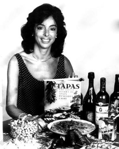 Penelope Casas posa con su segundo libro, publicado en 1985.