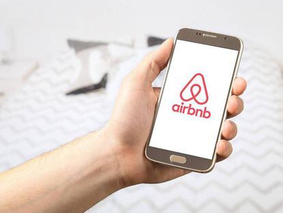 Pantalla de inicio de la app para alojamiento online 'Airbnb'.
