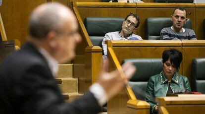 Joseba Egibar en primer t&eacute;rmino y Maddalen Iriarte en su esca&ntilde;o al fondo.