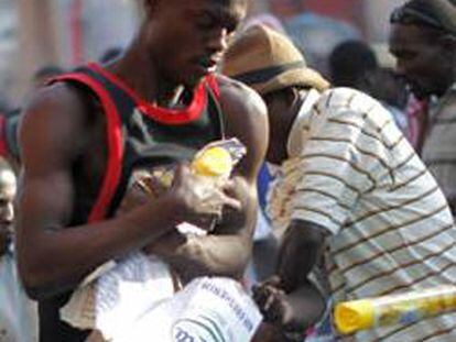 Haitianos pelean por la comida en las calles de Puerto Príncipe