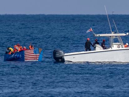 Una balsa pintada con una bandera de Estados Unidos es interceptada por la Guardia Costera de Cuba frente al malecón de La Habana.