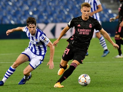 Odegaard, defendido por Elustondo en el Real Sociedad-Real Madrid.