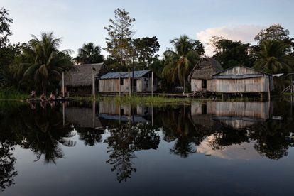 Las comunidades amazónicas, en tiempo de lluvias, viven en medio del bosque inundado, mientras los árboles producen reflejos inenarrables en el agua. 