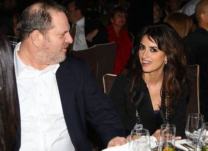 El productor Harvey Weinstein y Pen&eacute;lope Cruz, en una gala en Nueva York, en 2008.