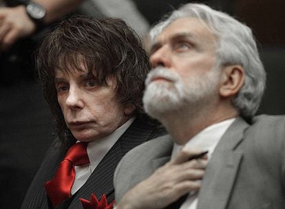 Phil Spector, ayer acompañado por su abogado.