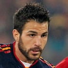 Cesc Fábregas conduce el balón en el partido entre España y Chile de la fase de grupos del mundial de fútbol de 2010 de Sudáfrica.