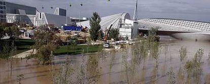 El Ebro desbordado, ayer, a su paso por la ribera del recinto de la Expo.