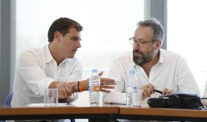 Albert Rivera (d) conversa Juan Carlos Girauta, ayer.
