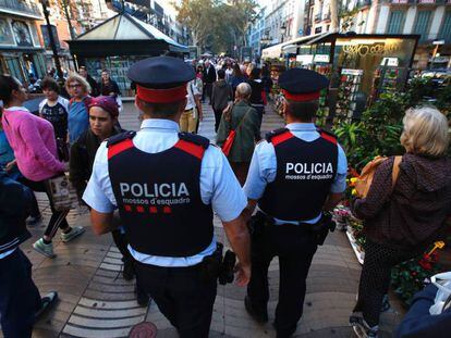Una pareja de 'mossos' patrulla por La Rambla de Barcelona.