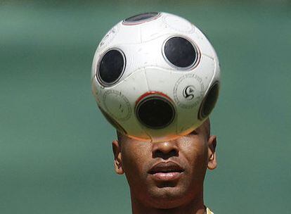 Marcos Senna, en un entrenamiento de la selección.