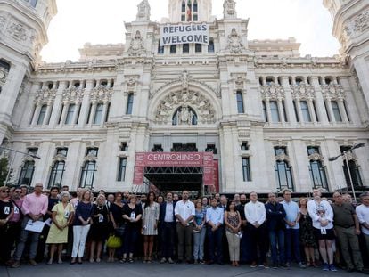 Ciudadanos y pol&iacute;ticos concentrados este viernes en el Ayuntamiento de Madrid. 