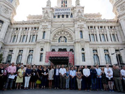 Ciudadanos y pol&iacute;ticos concentrados este viernes en el Ayuntamiento de Madrid. 