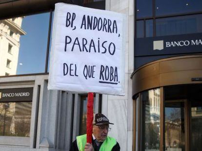 Un hombre protesta frente a la sede de Banco Madrid, en la capital espa&ntilde;ola.