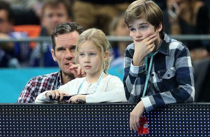 I&ntilde;aki Urdangarin, con sus hijos Irene y Pablo.