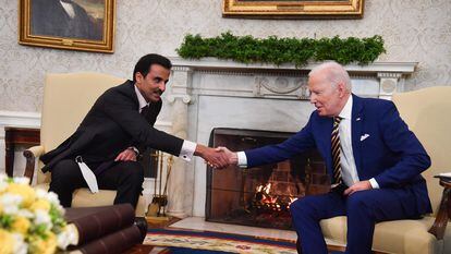 El presidente de EE UU, Joe Biden, y el emir de Qatar, Tamim Bin Hamad al Thani, este lunes 31 de enero en la Casa Blanca.