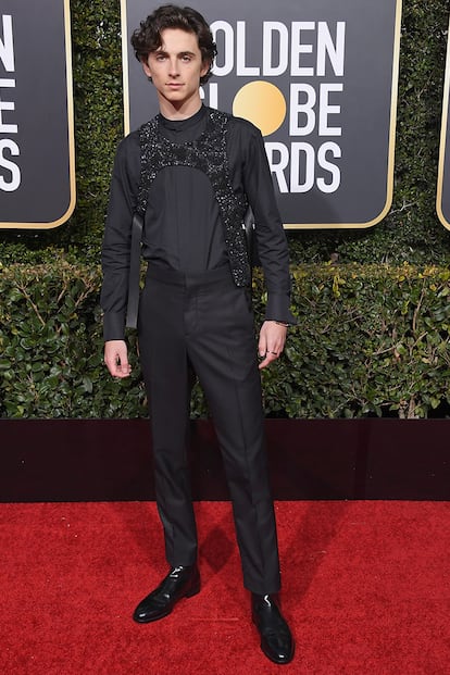 Timothée Chalamet, nominado como mejor actor de reparto por Beautiful Boy, eligió un conjunto de camisa y pantalón negros, completado con un chaleco de de brillos de Louis Vuitton.