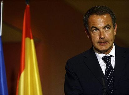 El presidente del Gobierno, José Luis Rodríguez Zapatero, durante su camperecencia de prensa en el aeropuerto de Barajas