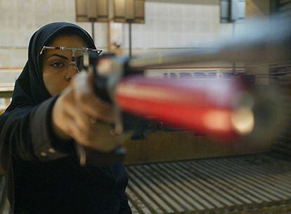 La iraní Nasim Hasampur, antes gimnasta, se entrena con la pistola de tiro olímpico en Teherán.
