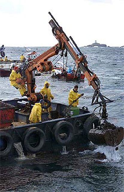 Una pala recoge fuel a la altura de las islas Cíes.