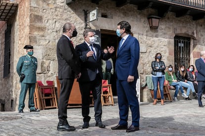 De izquierda a derecha, los presidentes de Aragón. Javier Lambán; Castilla-La Mancha, Emiliano García-Page; y Castilla y León, Alfonso Fernández Mañueco, el pasado mayo en Albarracín (Teruel) donde suscribieron una declaración contra la despoblación.