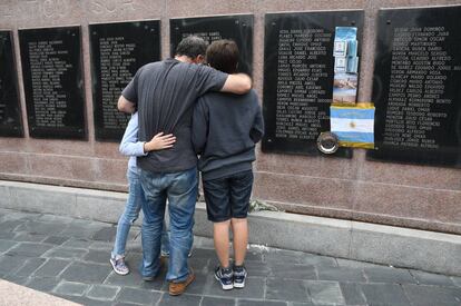 Un veterano de Malvinas recuerda a sus compañeros muertos a 35 años de la guerra, frente al cenotafio de la Plaza San Martín, en Buenos Aires.