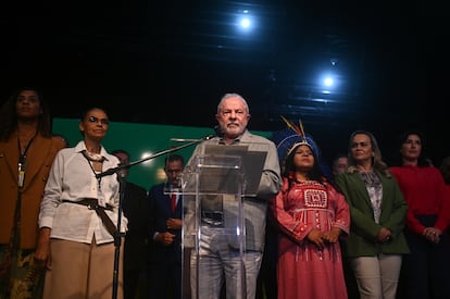 El presidente electo de Brasil, Luiz Inacio Lula da Silva, junto a los ministros de su futuro Gobierno, el 29 de diciembre de 2022, en Brasilia.
