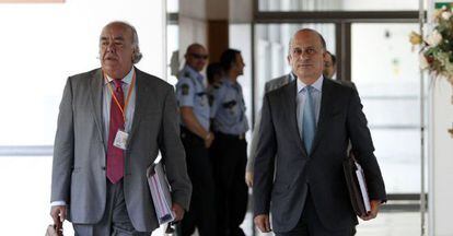 El administrador de Uniter, José González Mata, a la derecha, con su abogado.