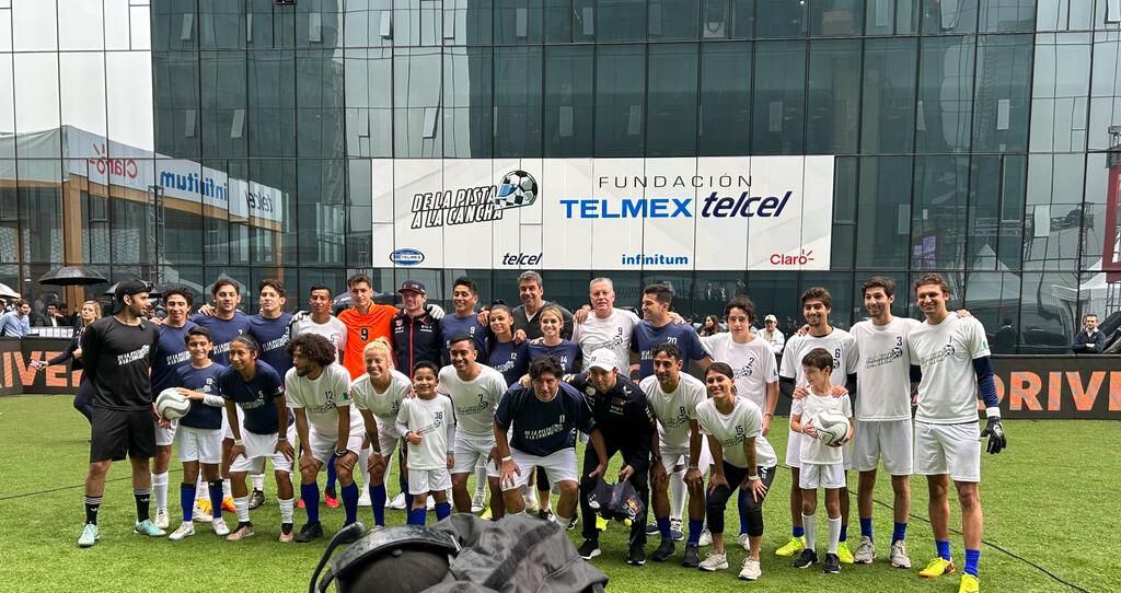 Los pilotos de Red Bull, Max Verstappen y Checo Pérez, junto a futbolistas mexicanos en activo y retirados, este miércoles en Plaza Carso. 24 de octubre de 2023, Ciudad de México.