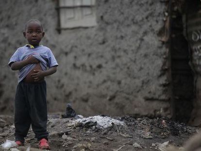 Un niño del slum de Kibera (Nairobi) posa ante la cámara de Biko, fotógrafo keniano.