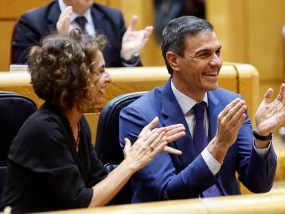 El presidente del Gobierno, Pedro Sánchez, y la vicepresidenta primera y ministra de Hacienda, María Jesús Montero, durante el pleno del Congreso este miércoles en el Senado.