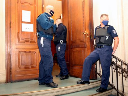 Agentes de seguridad vigilan en un tribunal de la capital alemana el inicio del juicio, este miércoles en Berlín.