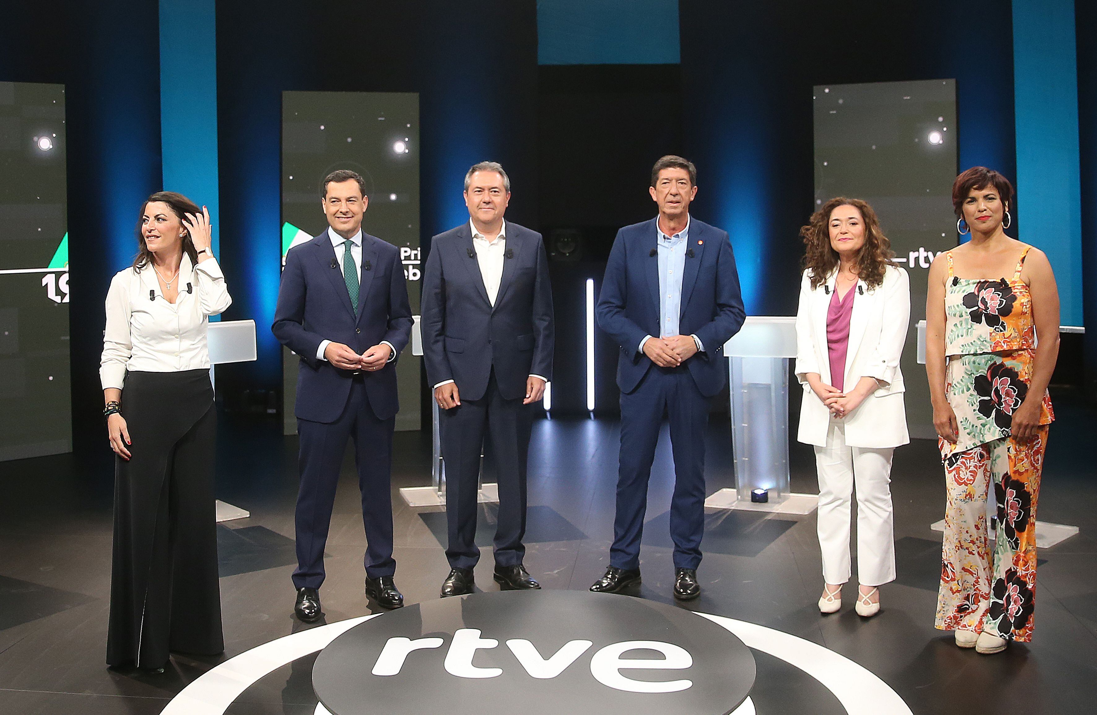 Foto de familia de los candidatos. De izquierda a derecha: Macarena Olona (VOX), Juanma Moreno (PP-A), Juan Espadas (PSOE-A), Juan Marín (Cs), Inmaculada Nieto ( Por Andalucía); Teresa Rodríguez (Adelante Andalucía).