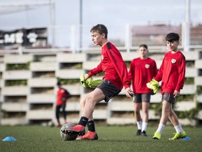 Varios jóvenes de la cantera del Rayo Vallecano, durante un entrenamiento.