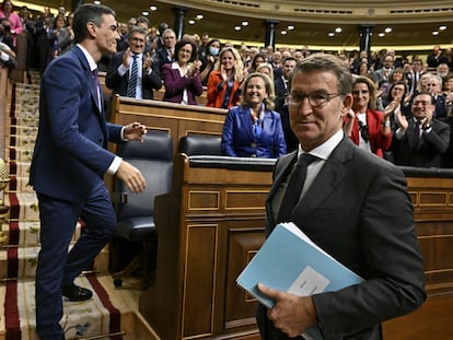 El líder del PP, Alberto Núñez Feijóo, pasa junto a Pedro Sánchez este jueves en la segunda sesión de la investidura del secretario general del PSOE como presidente del Gobierno.