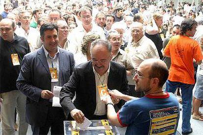 Xavier Vendrell (a la izquierda), con Joan Puigcercós y Josep Lluís Carod en el Congreso de ERC de 2004. Abajo, la carta en la que se insta a trabajadores de la Generalitat a registrarse como simpatizantes de Esquerra.